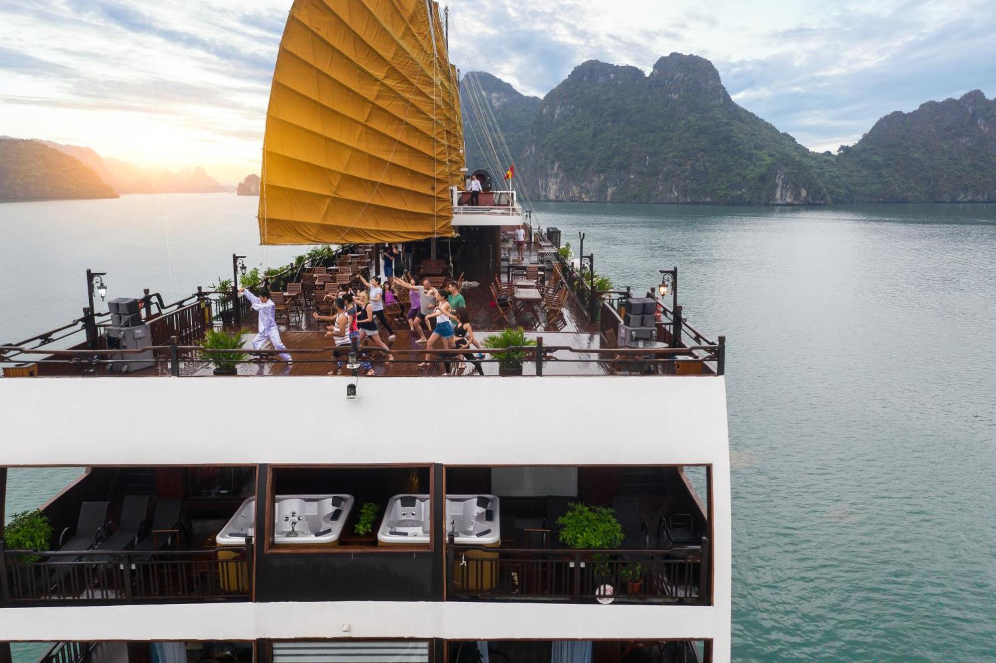 La Regina Legend Cruise Hotell Ha Long Exteriör bild